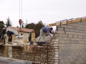 Bau des Ferienhauses im Frühjahr 2005. Die Wände werden innen mit Hohlblocksteinen und aussen mit Naturstein gemauert. Bau des Ferienhauses im Frühjahr 2005