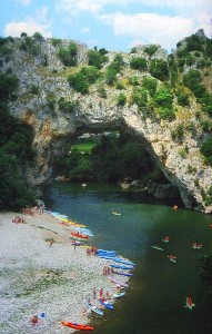 Der Pont d'Arc ist Startpunkt für Kanuten und Kajakler in die Ardèche-Schlucht