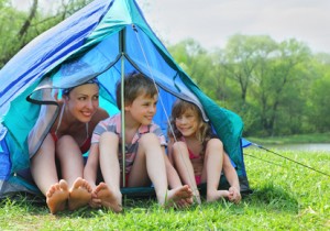 Camping-Urlaub: Familie im Zelt