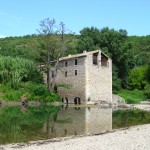 Das Tal der Cèze in Südfrankreich, Département Gard. Alte Mühle bei Monteil.