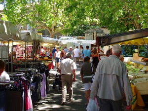 Barjac Wochenmarkt im Juli (Bildquelle: Baader)