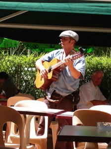 Chansonnier auf dem Markt in Barjac (Bidlquelle: Baader)